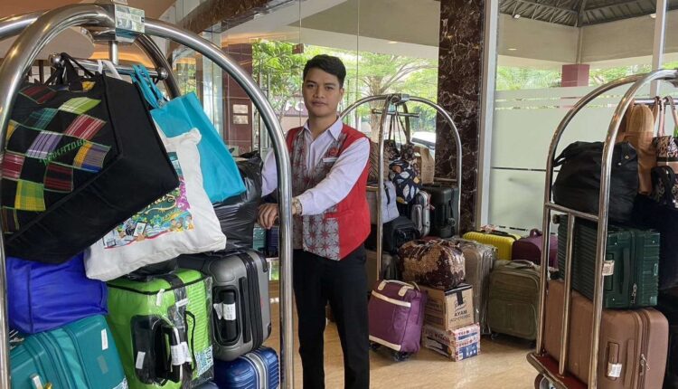 Karyawan Hotel Paragon tengah melayani para tamu hotel. (Foto; Dok Hotel Paragon)