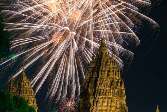 Malam tahun baru di Candi Prambanan. Foto: Devi Rahman/AFP/Getty Images