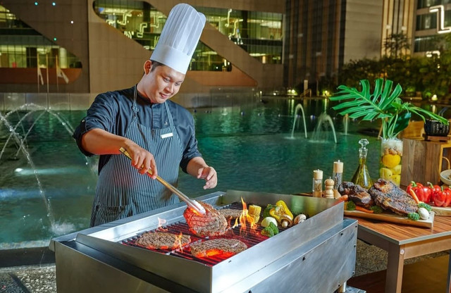 Cheff di Soiree Lounge and Grill sedang memasak barbeque. Foto: Soiree Lounge and Grill