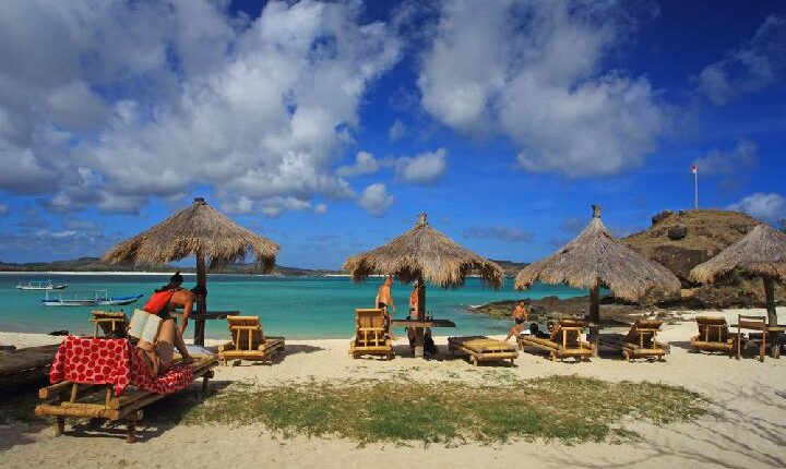 Pemandangan pantai di sekitar Bukit Merese (Sumber: indonesia.travel)