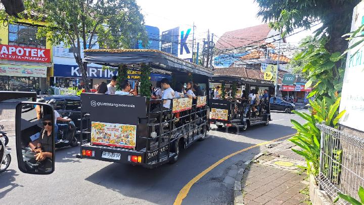 Bus Bali Beer Cycle menyusuri jalanan di sekitar Kuta - Legian, Bali, pada Sabtu, 25 Januari 2025. (TEMPO/Mila Novita)
