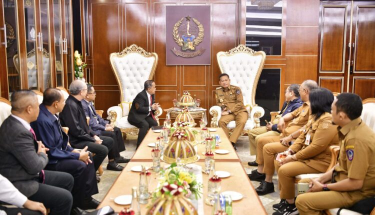 Perhimpunan Hotel dan Restoran Indonesia (PHRI) Sulsel menemui Penjabat Gubernur Prof Fadjry Djufry di Kantor Gubernur Sulsel, Senin, 20/01/2025. (Foto: Humas Sulsel)