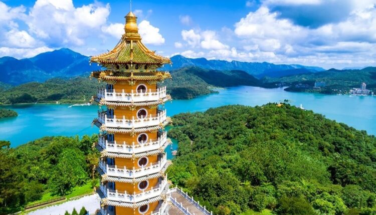 Ilustrasi Taiwan - Pemandangan Ci En Pagoda yang terletak dekat dengan Sun Moon Lake di Nantou.(SHUTTERSTOCK / FenlioQ)