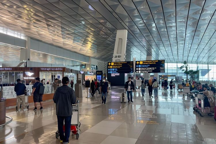 ilustrasi bandara soekarno-hatta, ilustrasi terminal 3 Soekarno hatta, bandara soekarno hatta, Menteri Badan Usaha Milik Negara (BUMN) Erick Thohir menyatakan dukungan penuh terhadap kebijakan penurunan harga tiket pesawat sebesar 10 persen menjelang periode liburan Natal 2024 dan Tahun Baru 2025.(Dok. Direktorat Jenderal Perhubungan Udara)