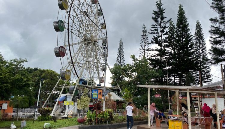 Kondisi bianglala yang menjadi ikon Alun-Alun Kota Batu, Jawa Timur yang masih tidak bisa digunakan. (KOMPAS.com/ Nugraha Perdana )