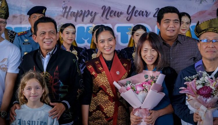 Wamenpar Ni Luh Puspa saat Menyambut Turis Asing Pertama di Kepulauan Riau (1/1/2025).(Dok. KEMENPAR)