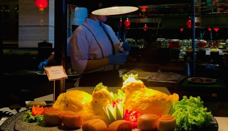 Sajian menu spesial untuk merayakan Tahun Baru Imlek 2025, Bagger Chicken, ayam kampung yang diolah dengan daun teratai dan ramuan khas Cina di Hotel Ciputra World Surabaya.(KOMPAS.com/SUCI RAHAYU)