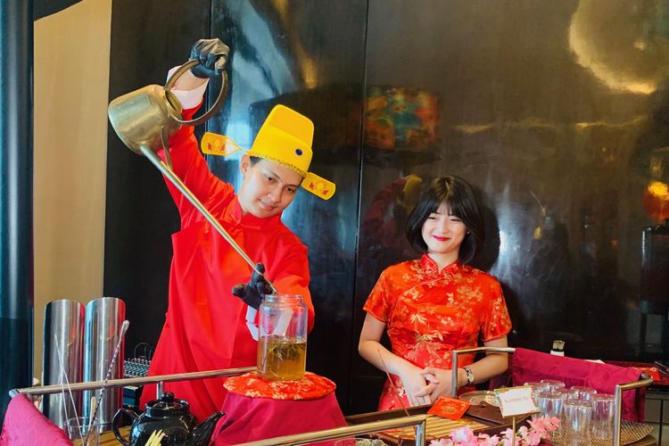 Salah satu sajian untuk merayakan Tahun Baru Imlek 2025, blooming tea yang diimport langsung dari Cina di Hotel Ciputra World Surabaya.(KOMPAS.com/SUCI RAHAYU) 