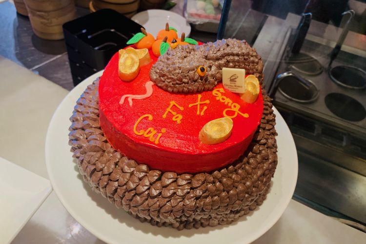 Salah satu sajian untuk merayakan Tahun Baru Imlek 2025, Wood Snake Nastar Cake di Hotel Ciputra World Surabaya.(KOMPAS.com/SUCI RAHAYU)