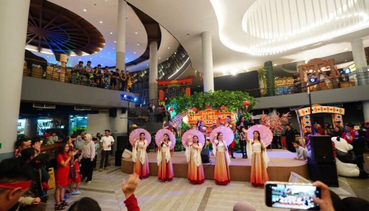 Pengunjung menyaksikan tarian tradisional dalam music Guzheng di Royal Safari Garden, Puncak Bogor, Jawa Barat, Minggu (26/1/2025).(KOMPAS.COM/AFDHALUL IKHSAN)