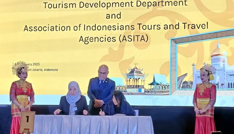 Minister of Primary Resources and Tourism Brunei Darussalam Dato Seri Setia Dr Haji Abdul Manaf bin Haji Metussin (kiri) dan Ketua Umum Asosiasi Perusahaan Perjalanan Wisata Indonesia (Association of The Indonesian Tours and Travel Agencies/Asita Nunung Rusmiati (kanan) menandatangani perjanjian kerja sama untuk memperkuat sektor pariwisata di Hotel Grand Hyatt, Jakarta, Selasa (14/1/2025) - BISNIS/Ni Luh Anggela.