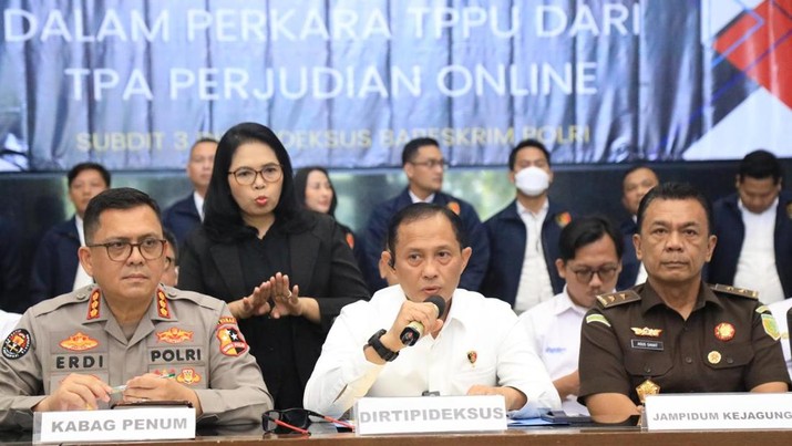 Foto: Dirtipideksus Bareskrim Polri Brigadir Jenderal Polisi Helfi Assegaf (tengah) dalam konferensi pers di Jakarta, Senin (6/1/2025). (Dok. POLRI)