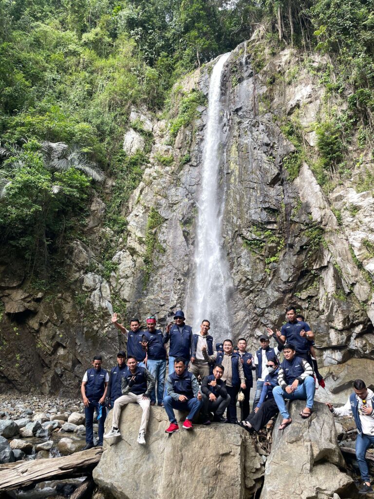 Karyawan Hotel Aston Gorontalo saat mengisi liburan di obyek wisata air terjun Taludaa - Foto Dok.Aston