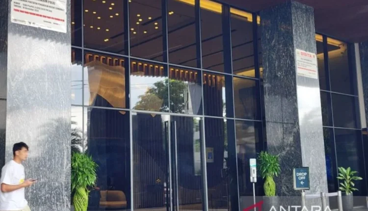 Papan penyitaan dipasang di depan Hotel Aruss Semarang oleh penyidik Bareskrim Polri di Semarang, Senin./Antara-I.C. Senjaya.