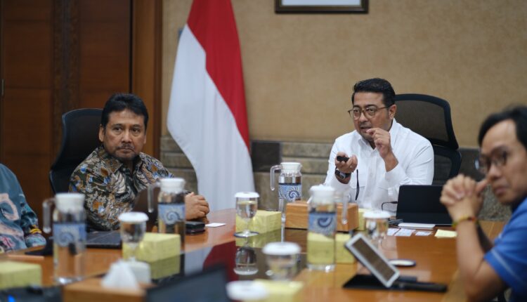 Menekraf Teuku Riefky Harsya menerima audiensi dari Perhimpunan Hotel dan Restoran Indonesia (PHRI). (SinPo.id/Dok. Kemenekraf)