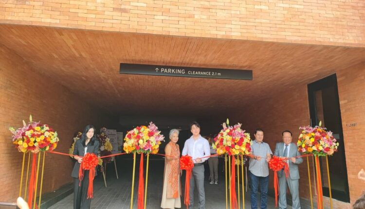 Melania Lany Hendraningsih dan Mario Wilson Kurniawan, pemilik Manon Boutique Hotel Semarang, memotong pita sebagai tanda grand opening hotel pada Selasa, (28/1/2025). /Bisnis – Farodlilah M.