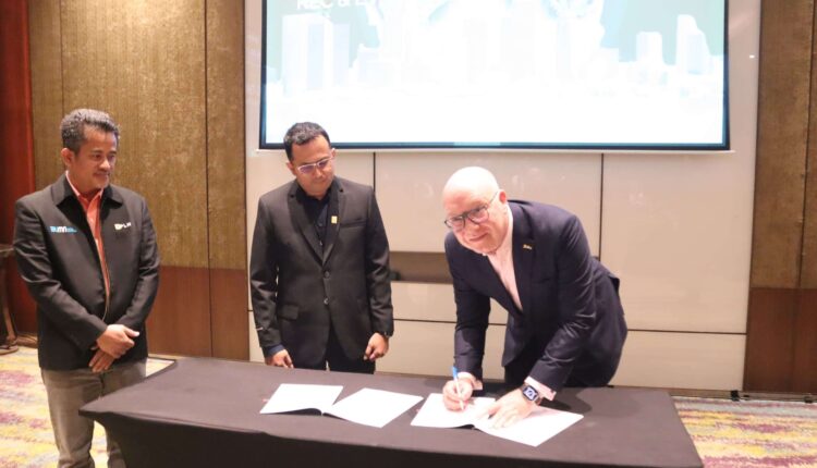 General Manager PLN UID Lampung Muhammad Joharifin (kiri) di dampingi Manager PLN UP3 Tanjung Karang M Hariyadi Poel saat menandatangani Transaksi REC 100% bersama General Manager Radisson Lampung Kedaton Mr. Yann Marteau di Hotel Radisson. (Foto: dok/PLN UID Lampung).