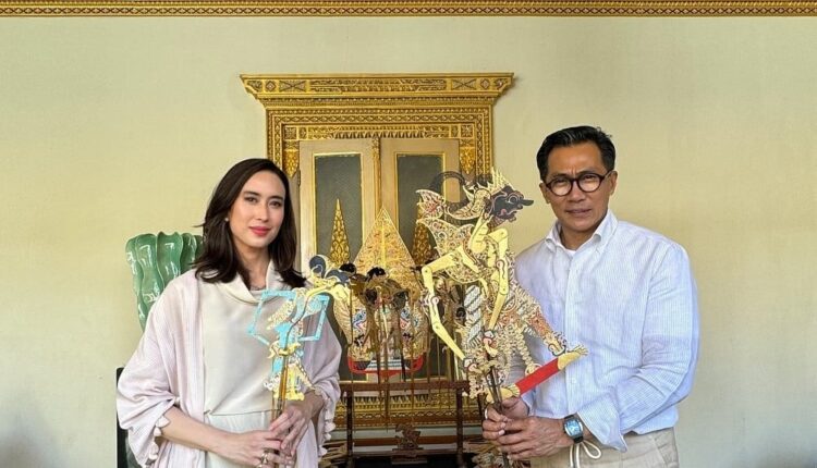 Menteri Pariwisata Widiyanti Putri Wardhana dan suaminya Wisnu Wardhana menunjukkan wayang kulit di Ndalem Tjokronegaran./Instagram