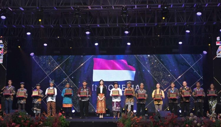Menteri Pariwisata (Menpar) Widiyanti Putri Wardhana bersama dengan perwakilan desa wisata indonesia yang mendapat penghargaan pada ASEAN Tourism Awards yang berlangsung di Persada Johor International Convention Center, Johor Bahru, Malaysia, Senin (20/1/2025). (Foto: Kemenpar)