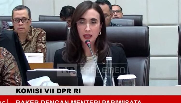 Menteri Pariwisata (Menpar) Widiyanti Putri Wardhana dalam rapat kerja bersama Komisi VII DPR RI di Kompleks Parlemen Senayan, Jakarta Pusat, pada Rabu (12/2/2025). (Dok. ANTARA/Farhan Arda Nugraha)