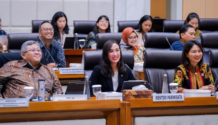 Menteri Pariwisata (Menpar) Widiyanti Putri Wardhana saat Rapat Kerja bersama Komisi X DPR RI tentang Kementerian Pariwisata telah menerima pagu anggaran tahun 2025 di Gedung Nusantara I, DPR RI, Jakarta, Rabu (12/2/2025)(Dok. KEMENPAR)