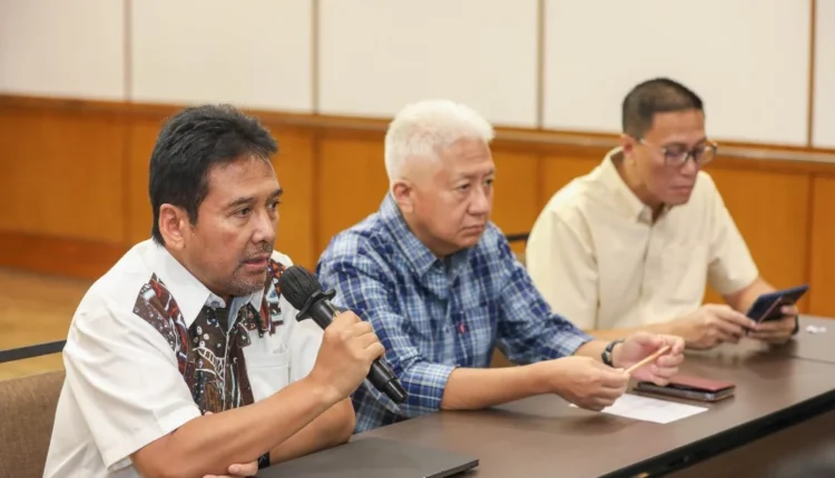 Ketua Umum Gabungan Industri Pariwisata Indonesia (GIPI) Hariyadi B.S. Sukamdani (dari kiri) didampingi Wakil Ketua Umum Bidang Pemasaran & Promosi GIPI Budi Tirtawisata dan Sekretaris Jenderal Perhimpunan Hotel dan Restoran Indonesia (PHRI) Maulana Yusran memberikan pemaparan pada konferensi pers di Jakarta, Sabtu (22/3/2025)./Bisnis-Himawan L Nugraha