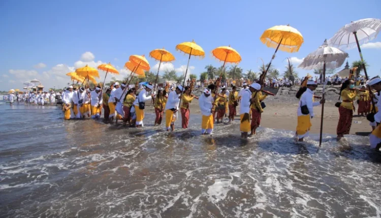 Pelaksanaan Upacara Melasti Umat Hindu foto: hinduchannel.tv