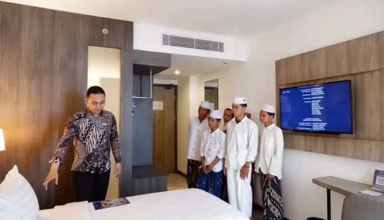 Aston Inn Pandanaran Semarang mengakhiri rangkaian kegiatan sosial bertema Nostalgic Ramadan pada tahun ini dengan mengundang anak-anak panti asuhan Al Idris dan Nur Hidayah untuk menginap di hotel. /Foto: Istimewa