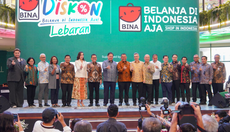 Menteri Perdagangan, Budi Santoso bersama Menteri Koordinator Bidang Perekonomian, Airlangga Hartarto; Menteri Pariwisata, Widyanti Putri Wardana; Wakil Menteri UMKM, Helvi Moraza; dan Ketua Badan Pangan Nasional, Arief Prasetyo Adi meluncurkan program Belanja di Indonesia Aja (BINA) Lebaran yang berlangsung di Lippo Mall Nusantara, Jakarta, Jumat (13 Mar). fotoL Kemendag