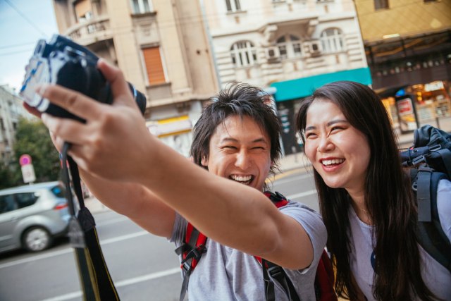 Ilustrasi turis asal China berpetualang Foto: Shutter Stock