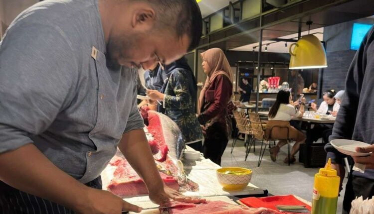 Salah satu chef tengah menyiapkan hidangan khas jepang di menu iftar Room Inc Hotel. (Foto: Room Inc hotel)