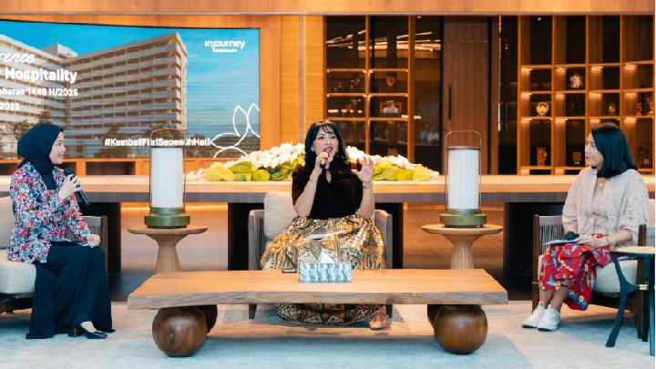 Direktur Utama InJourney Hospitality, Christine Hutabarat, (tengah) dan Marketing Group Head InJourney, Retna Murti, (kanan) saat konferensi pers di Gedung Sarinah, Jakarta, pada Rabu, 26 Maret 2025. (Dok. InJourney)
