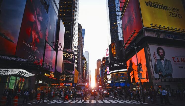 Suasana Times Square di New York, Amerika Serikat. Kunjungan turis ke AS terancam jeblok akibat kabijakan Trump.(Dok. Unsplash/Luca Bravo)