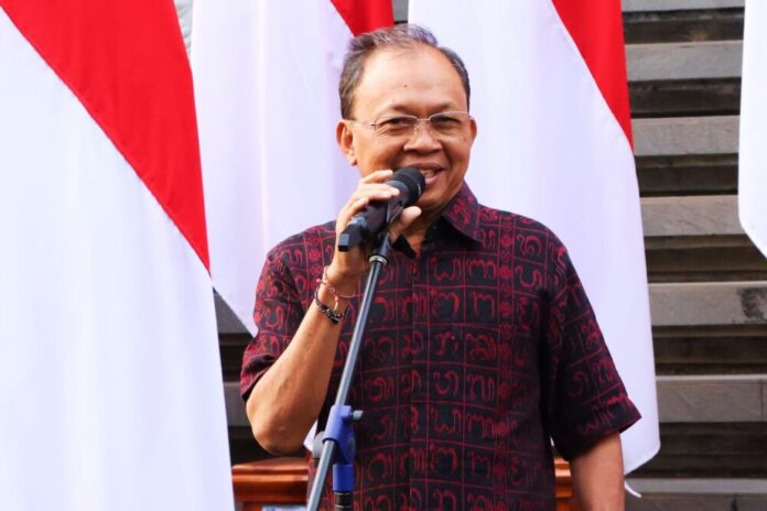 Foto: Gubernur Bali Wayan Koster saat menerbitkan dan memberlakukan Surat Edaran (SE) Nomor 9 tentang Gerakan Bali Bersih Sampah mulai Minggu 6 April 2025.