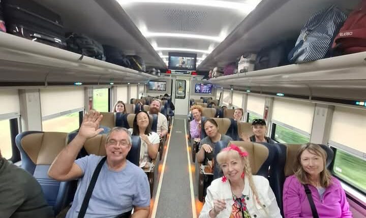 Wisatawan asing naik kereta api foto: Istimewa