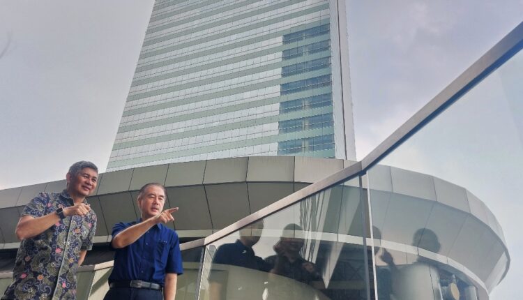 Direktur Marketing PT Intiland Development Tbk (DILD), Harto Laksono (kanan) di depan Offixe Towe Praxis Surabaya. /Bisnis-Syaharuddin Umngelo