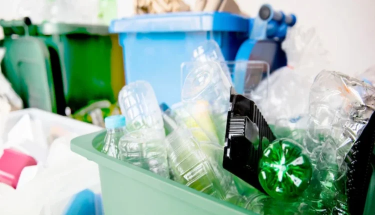 Ilustrasi sampah dari kemasan plastik/ Freepik 