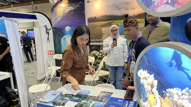Wakil Menteri Pariwisata (Wamenpar) Ni Luh Puspa saat mengunjungi pameran Deep and Extreme Indonesia (DXI) 2025 di JICC Senayan, Jakarta pada Jumat (2/5). Foto: Gitario Vista Inasis/kumparan