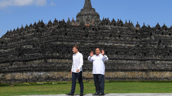 Presiden Prabowo Subianto (kanan) dan Presiden Prancis Emmanuel Macron melambaikan tangan ke arah wartawan dalam kunjungan mereka di Candi Borobudur, Kabupaten Magelang, Jawa Tengah, 29 Mei 2025. Antara/Galih Pradipta