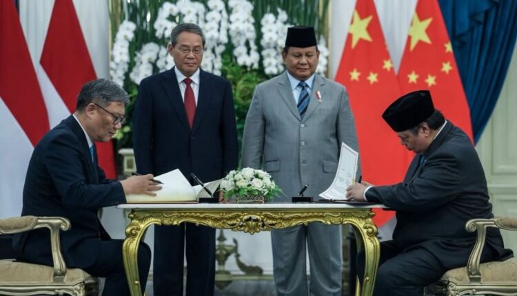 Presiden RI Prabowo Subianto (berdiri kanan) bersama Perdana Menteri (PM) China Li Qiang (berdiri kiri) menyepakati kerja sama antar kedua negara, salah satunya bidang kepariwisataan yang dituangkan dalam Memorandum of Understanding (MoU) di Istana Merdeka, Jakarta (25/5/2025).(BPMI Setpres)