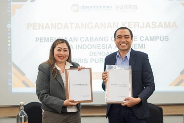 Eva Rusdiana, General Manager Harris Puri Mansion, dan Eko Desriyanto, Presiden Direktur PT Idea Indonesia Tbk. (Foto: Humas IDEA)
