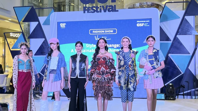 Fashion Show "Style for Change: A Sustainability Fashion Journey" Sparks Fashion Academy. Foto: Gitario Vista Inasis/kumparan