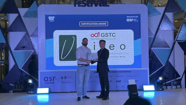 Country General Manager, Indonesia The Ascott Limited, Philip Barnes (kiri) dan Regional Managing Director of Vireo, Danny Ng (kanan) dalam acara penyerahan sertifikasi hotel ramah pariwisata berkelanjutan dari GSTC , Kamis (5/6/2025). Foto: Gitario Vista Inasis/kumparan