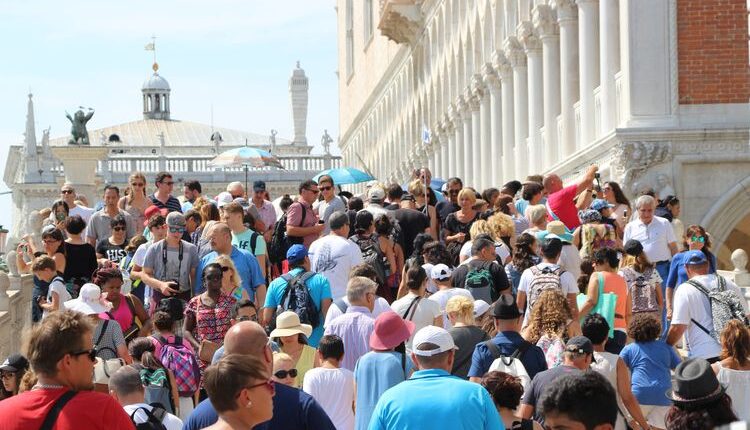 Ilustrasi padatnya wisatawan di Venesia, Italia.(UNSPLASH/LEVI VAN LEEUWEN)