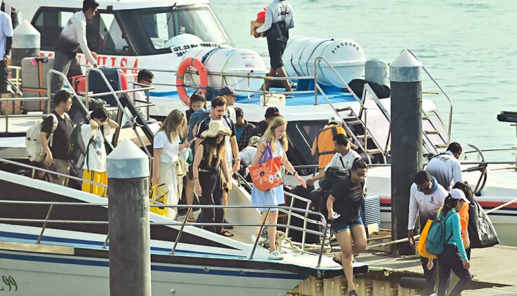 Wisatawan mancanegara berjalan di dermaga saat akan menaiki kapal cepat di Pelabuhan Sanur, Denpasar, Bali, Selasa (3/6/2025). Badan Pusat Statistik Bali mencatat kunjungan wisatawan mancanegara (wisman) ke Pulau Bali pada bulan April 2025 mencapai 591.221 orang atau meningkat 25,56 persen jika dibandingkan jumlah kunjungan wisman bulan sebelumnya dengan mayoritas wisman berasal dari Australia. ANTARA FOTO/Fikri Yusuf