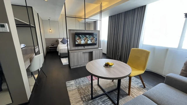  Kamar tipe premiere suite yang dilengkapi living room di Hotel Citadines Connect Airport Jakarta. foto: booking.com