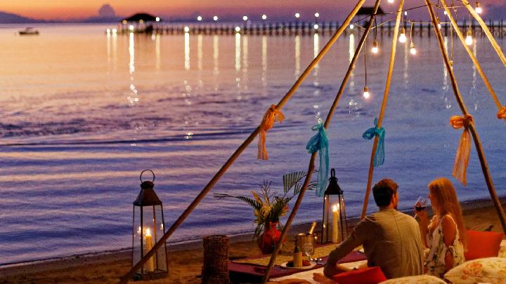 Selain melalui Plataran Komodo, Plataran Indonesia terus mengukuhkan posisinya di sektor hospitality dengan telah memperoleh berbagai penghargaan dunia dan nasional serta menghadirkan pilihan akomodasi di berbagai destinasi eksotis di penjuru Nusantara, serta venue dan dining berstandar layanan tinggi yang mampu mengakomodasi berbagai perhelatan besar berskala internasional. Hutan Kota by Plataran, yang mendukung agenda G20 pada tahun 2022 dan KTT ASEAN ke-43 pada tahun 2023, juga Plataran Bandung, yang menjadi tuan rumah ARCEO's Conference 2024, merupakan bukti komitmen perusahaan yang mengusung filosofi "Hospitality with Impact" ini dalam menyelenggarakan acara-acara bergengsi. Dengan fokus pada keberlanjutan serta pemberdayaan komunitas lokal, Plataran Indonesia terus menjadi perwujudan dari True Indonesian Hospitality. Dok. Plataran Indonesia