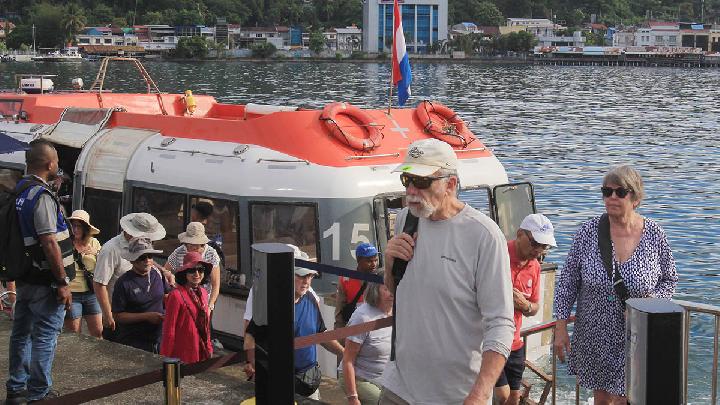 Wisatawan asing mengunjungi objek wisata dan pusat oleh-oleh khas Papua di Kota Jayapura, Papua, 12 Januari 2025. Data Badan Pusat Statistik (BPS) yang rilis pada 2 Januari 2025 menunjukkan bahwa jumlah wisatawan mancanegara pada Januari-November 2024 mencapai 12,66 juta kunjungan. Angka ini lebih tinggi 20,17 persen jika dibandingkan periode yang sama 2023. ANTARA/Gusti Tanati