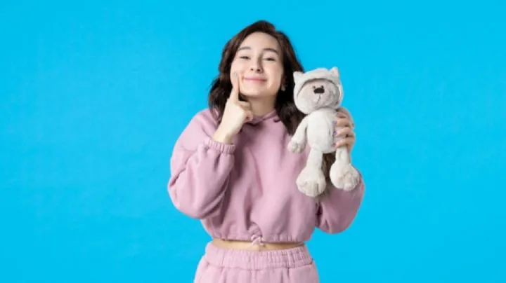 Ilustrasi perempuan memegang boneka. Foto: Freepik.com/KamranAydinov