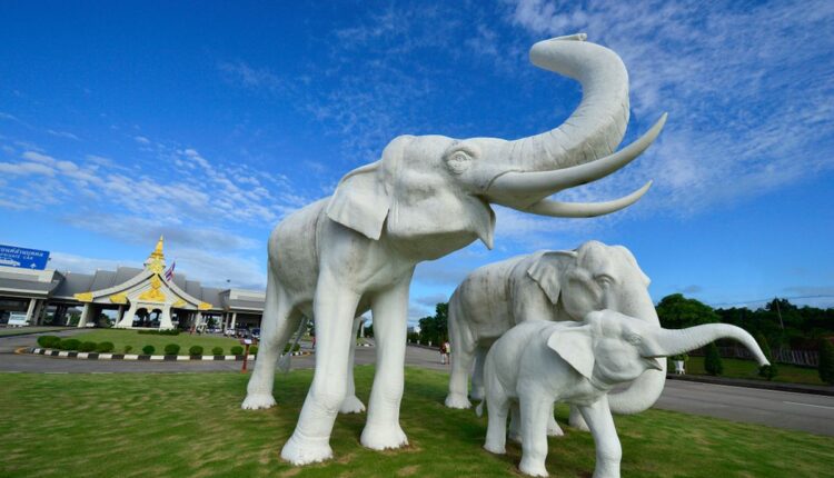 Ilustrasi Provinsi Nakorn Phanom, Thailand, 2010. Di perbatasan Thailand-Laos, ada patung gajah berukuran besar yang menjadi simbol teritori Thailand. Turis biasanya berfoto di area ini. - Otoritas Thailand memperketat pengawasan terhadap turis asing di Distrik Pai, Provinsi Mae Hong Son, menyusul insiden kekerasan yang melibatkan empat wisatawan asal Israel di Rumah Sakit Pa(Chaton Chokpatara/Shutterstock.com)
